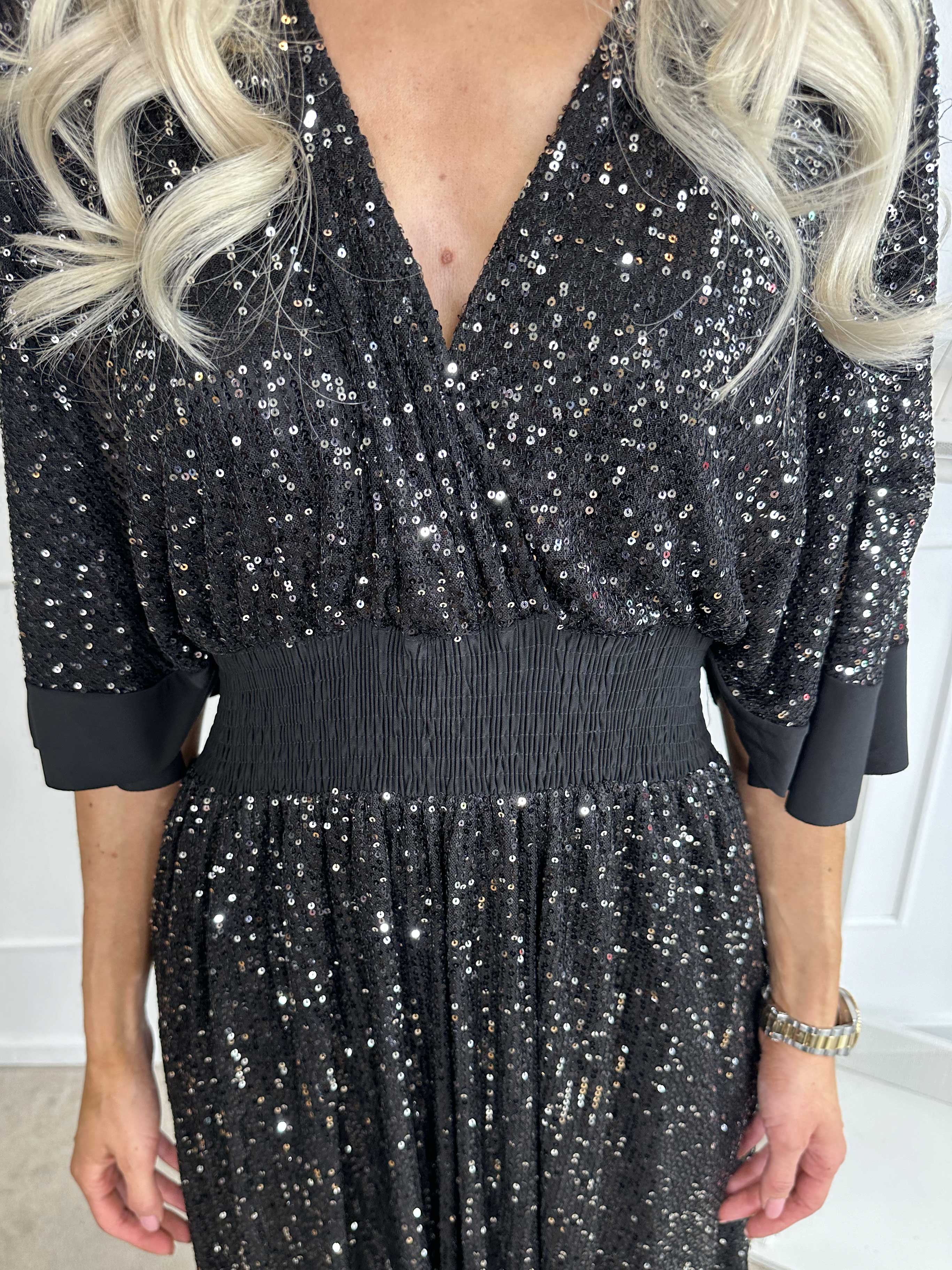 Pamela Glitter - Lang pailletkjole med flæser og smock